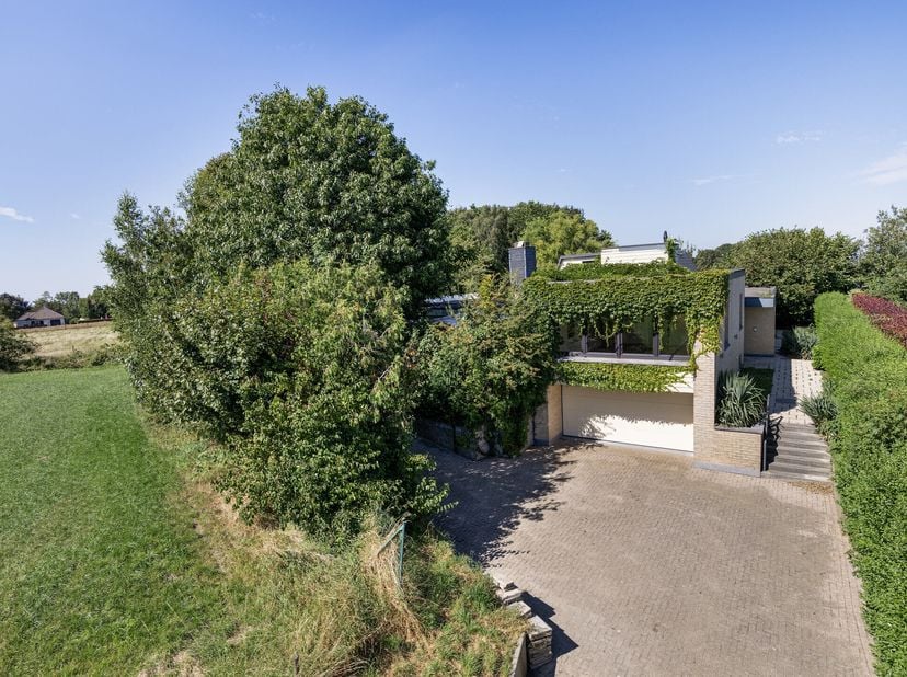 Dans un endroit extrêmement calme dans les champs de Schepdaal, dans la Geraardsbergsestraat 176, vous trouverez cette maison de campagne de ± 425 m²