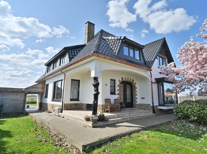 Instapklare, volledig gemoderniseerde woning met zwembad en riant bijgebouw, rustig en landelijk gelegen op een perceel van 17a 62ca (1.762 m²) in het