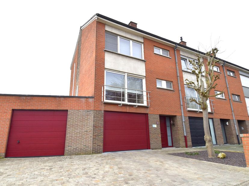 Ben je op zoek naar een ruime en lichtrijke woning op een uitstekende locatie? Deze verzorgde bel-etagewoning, gelegen op een steenworp van het centru