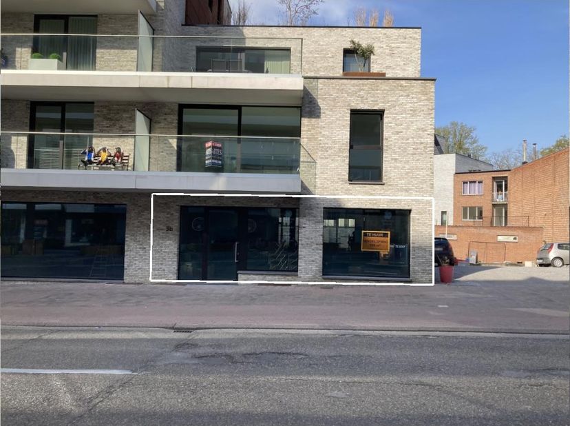 Prachtige nieuwbouw handelspand van 228 m² met terras van 46 m². TOP locatie in centrum van Genk. Het handelspand is gelegen op Bochtlaan 3B. Perfect
