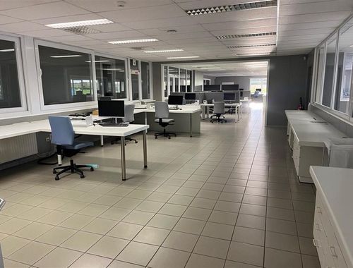                                         Bureaux à louer à Denderhoutem, € 1.812
