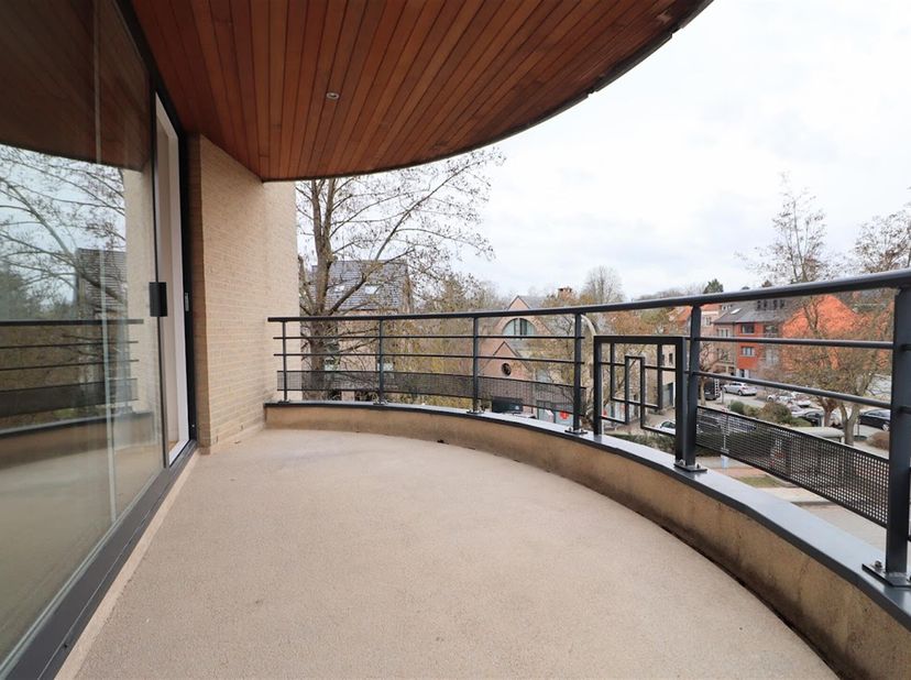WOLUWE SAINT PIERRE, à proximité immédiate de la place Dumon (métro Stockel). Très bel APPARTEMENT (3ch/2sdb) de 210m² avec terrasse et parking. Situé