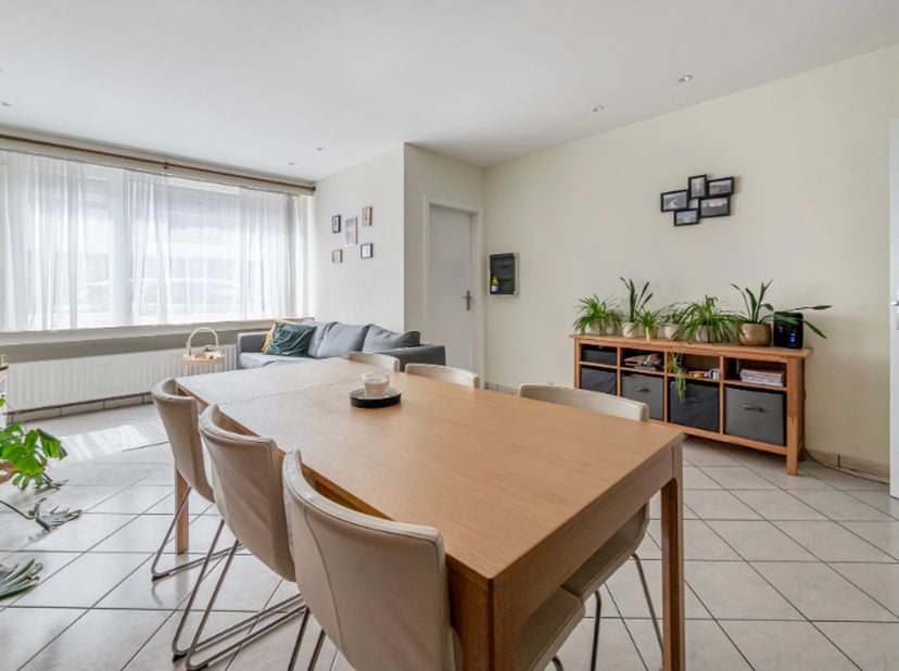 Op zoek naar een interessant investeringspand of een comfortabele eigen woonst op een toplocatie? Ontdek dan dit instapklare gelijkvloers appartement