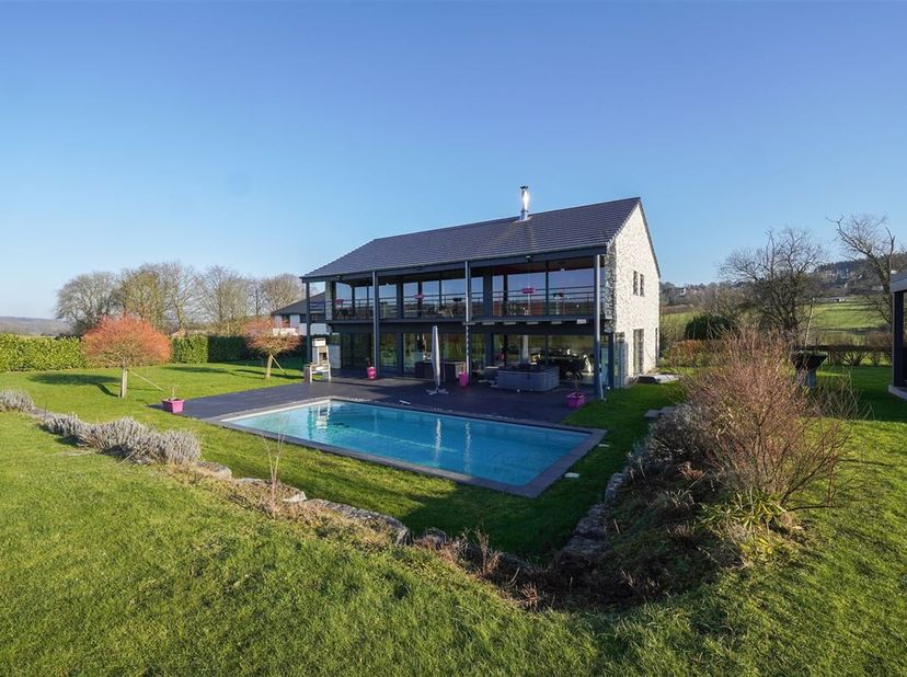 Érigée sur un terrain de 23 ares, cette villa de haut standing séduit par son élégance, ses espaces lumineux et son cadre paisible. &lt;br /&gt;
Dès lentrée