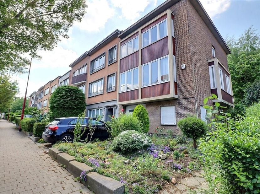 HOME EXPERT IMMO vous propose cette lumineuse maison bel-étage, implantée sur un magnifique terrain arboré de 283 m² orienté sud-ouest, dans une rue c