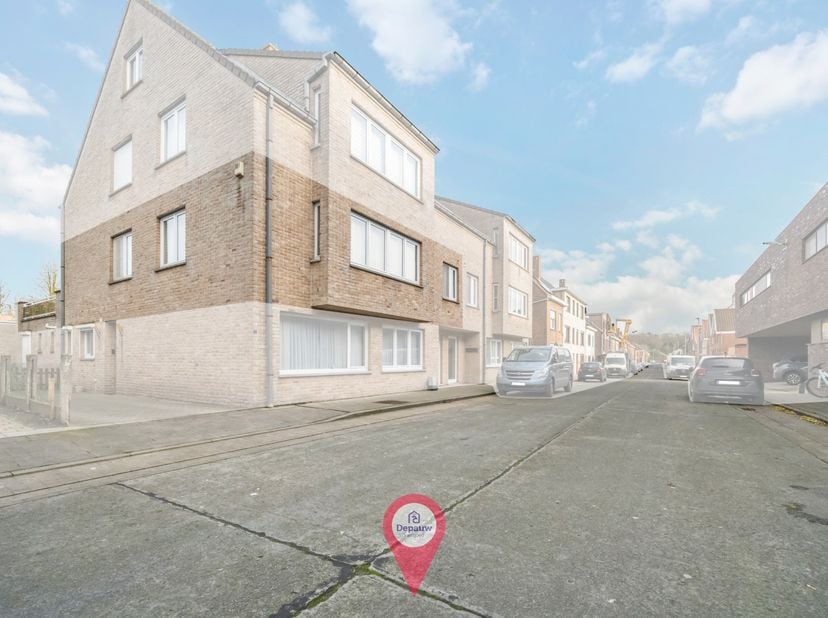 Dit ruime appartement van 122m² is gelegen op de eerste verdieping van een kleinschalige residentie, rustig gelegen in een doodlopende straat in het c