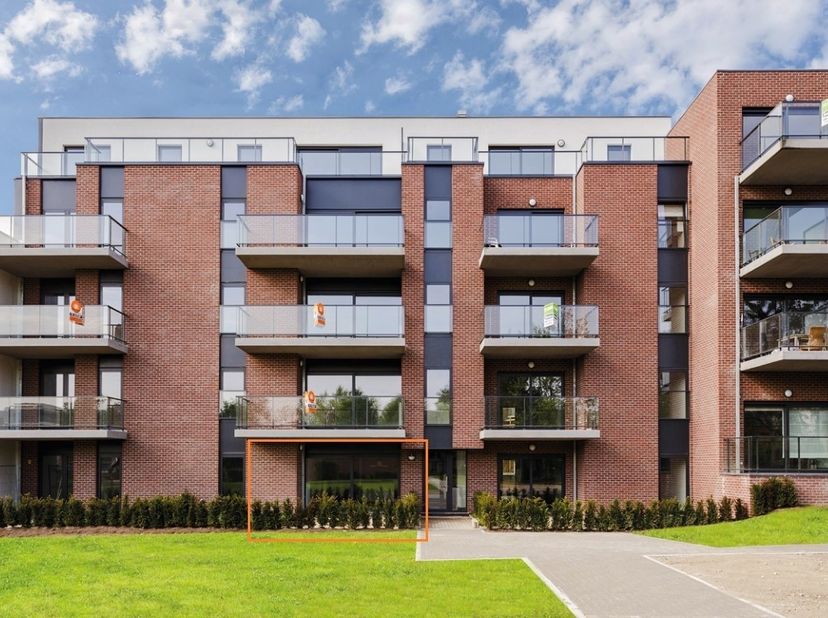 Modern gelijkvloers appartement met terras&lt;br /&gt;
Dit appartement bestaat uit: een apart toilet, een mooie living met een open keuken, een gezellig ter