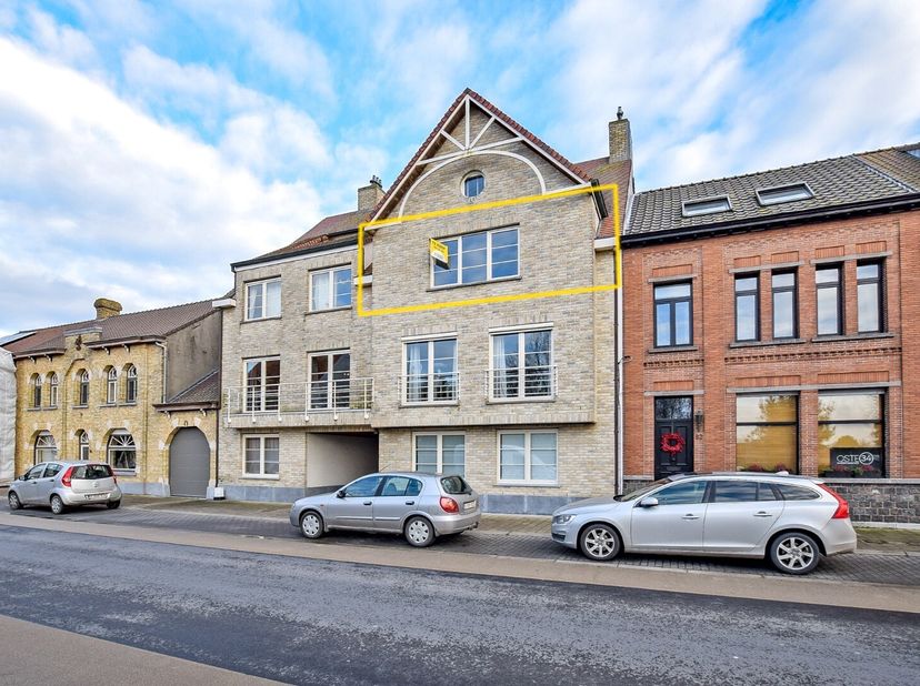 Instapklaar 2-slaapkamer appartement MET GARAGE te Keiem!&lt;br /&gt;
Via de verzorgde inkom neem je de trap naar het tweede verdiep waar het energiezuinige