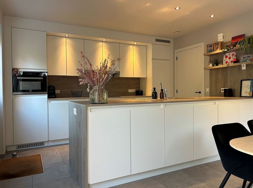 Landelijke half open bebouwing met 3 slaapkamers.&lt;br /&gt;
Indeling: Inkomhal voorzien van een inbouwkast, ruime woonkamer met mooie open keuken. De keuk