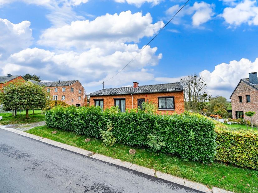 OPTION ! ERA a le plaisir de vous présenter un joli bungalow situé dans un endroit calme. Vous serez charmé par ce bien entretenu avec soin. Compositi