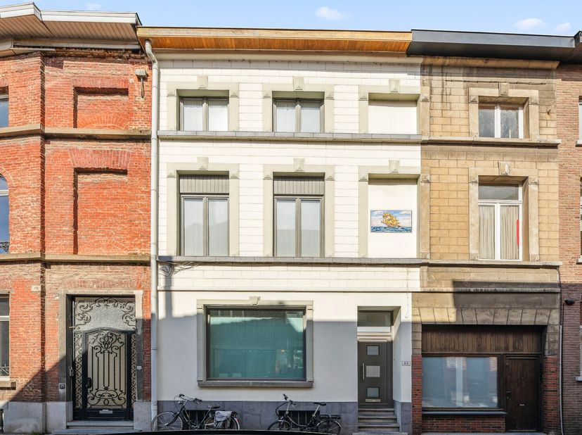 Deze karaktervolle stadswoning, gelegen in de Lombardstraat 24 in het centrum van Tienen, biedt verrassend veel ruimte en een doordachte indeling. Op