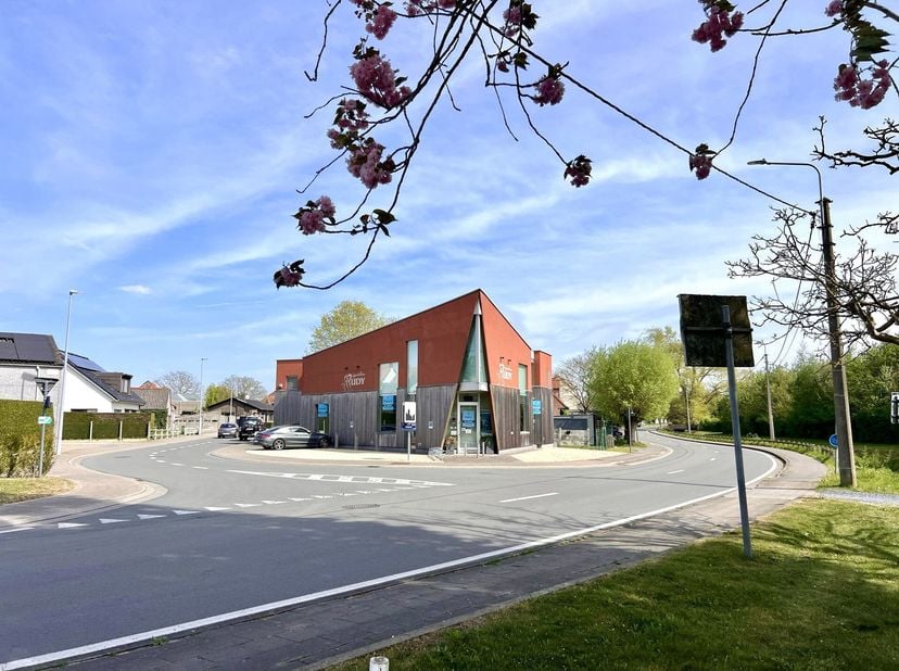 Commercieel gelegen modern HANDELSPAND met appartement (334 m2). Veel potentieel! Het gelijkvloers bestaat uit de winkelruimte met een oppervlakte van