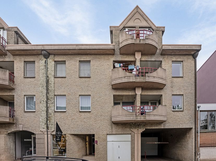 Dit ruime doorloop 2-kamer appartement is gelegen op de 2de verdieping van residentie Zavelpand in het centrum van Zaventem.&lt;br /&gt;
Het appartement bes