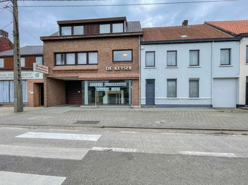 VEELZIJDIGE EIGENDOM biedt tal van mogelijkheden voor wie op zoek is naar een ruim pand met veel potentieel. De troef van dit pand is de voormalige SC
