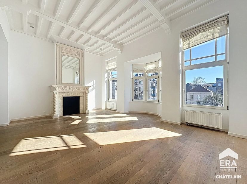 ERA Châtelain à le plaisir de vous présenter ce superbe appartement de ±110m², idéalement situé à deux pas du parc Josaphat.Situé au 1er étage dune ma