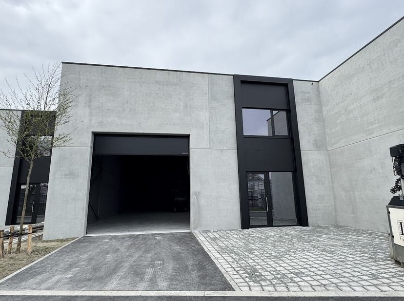 Unité PME située au centre, à deux pas de l&#039;entrée et de la sortie de l&#039;E40 à Oudenburg.&lt;br /&gt;
Caractéristiques:&lt;br /&gt;
- Unité PME (entrepôt avec sect