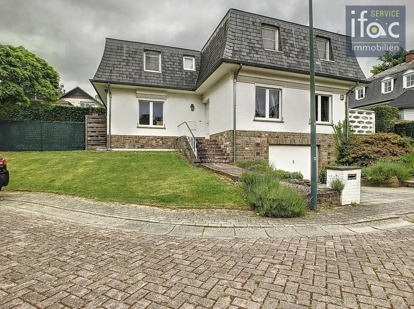 Residentieel gelegen villa in doodlopend straatje nabij Britse school en park van Tervuren. &lt;br /&gt;
&lt;br /&gt;
Gelijkvloers: inkomhal met apart toilet, 40m