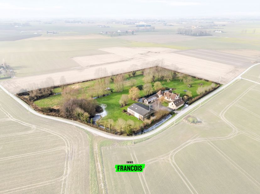 À seulement un jet de pierre de la frontière belge, dans le pittoresque Hondschoote, se trouve cette ferme exceptionnelle. Située au Chemin de Roesbru