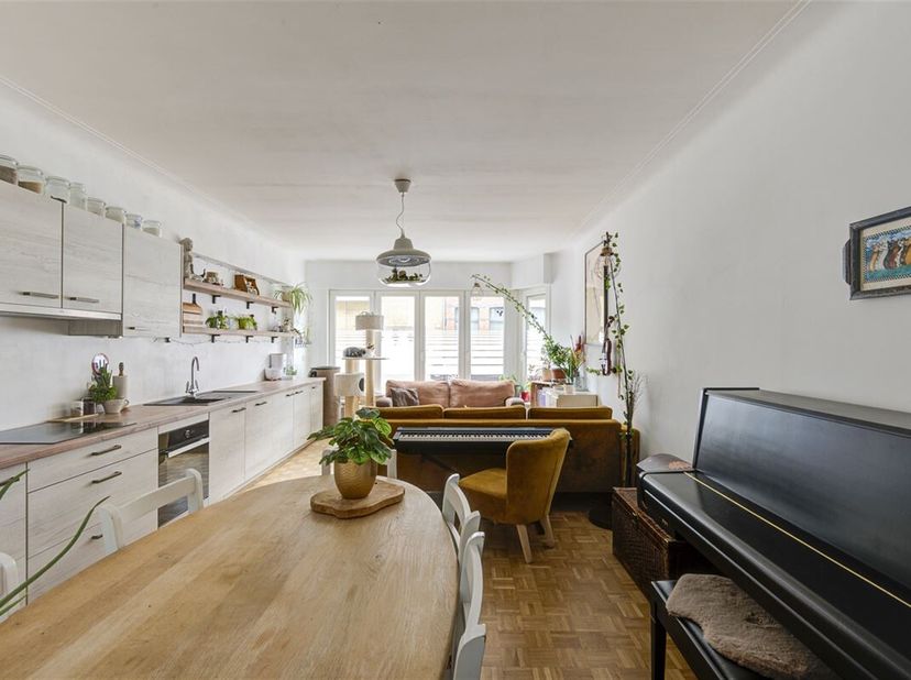 Charmant instapklaar gelijkvloers appartement op een steenworp gelegen van het centrum van Lier. Het beschikt over een ruime inkomhal met ingebouwde k