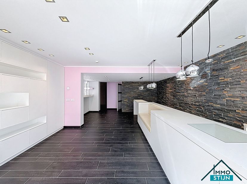 Bien professionnel à louer
                    à 8211 Aartrijke