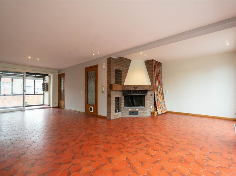 Ontdek deze ruime en energiezuinige woning in Zwijndrecht, perfect voor gezinnen die op zoek zijn naar comfort en functionaliteit. Bij binnenkomst bet