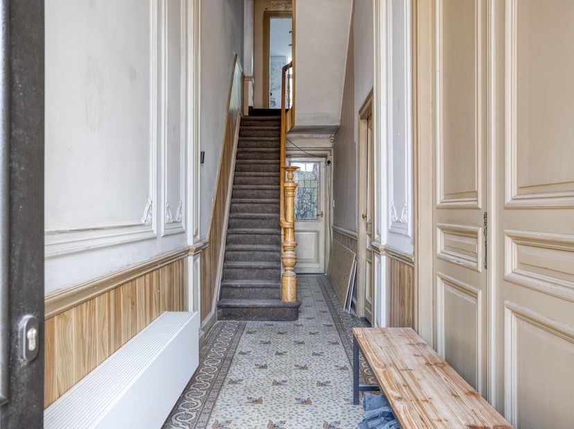 Vous entrez dans la maison par le charmant hall d&#039;entrée aux éléments authentiques qui déterminent immédiatement l&#039;atmosphère de cette maison de Merks