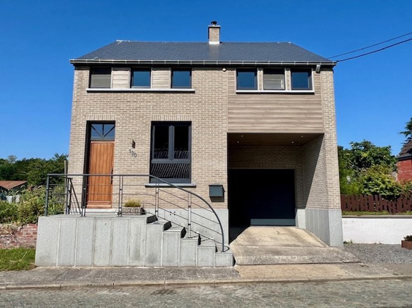 A découvrir rapidement !!! Idéalement située au clame, à proximité des accès autoroute, très belle maison 4 façades offrant 180 m² habitables, en parf