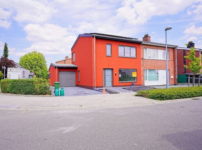 Deze woning is van A tot Z gerenoveerd door een professionele firma. Er is zeer veel aandacht besteed aan isolatie en comfort. Zo kan u genieten van v