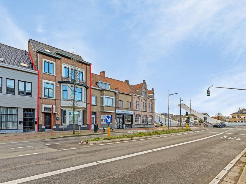 Langs de Scheepsdalelaan, tussen de Scheepsdalebrug en Ezelpoort, ligt deze statige en lichtrijke burgerwoning in de geliefde wijk Christus-Koning, vl