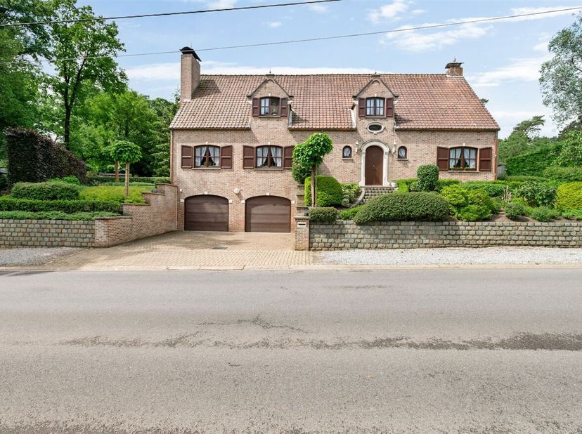 Ruime villa met 4 slpk op TOPlocatie&lt;br /&gt;
Deze woning dateert van 1985 maar is een goede staat van onderhoud.&lt;br /&gt;
Ligging: Gelegen in een groene om