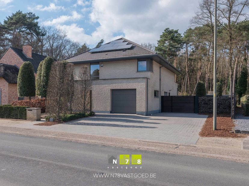 VRIJSTAANDE, MODERNE WONING MET 3 SLAAPKAMERS OP EEN PERCEEL VAN 15A77CA TE OPGLABBEEK.&lt;br /&gt;
TROEVEN&lt;br /&gt;
- Gelegen in een rustige en groene omgevin