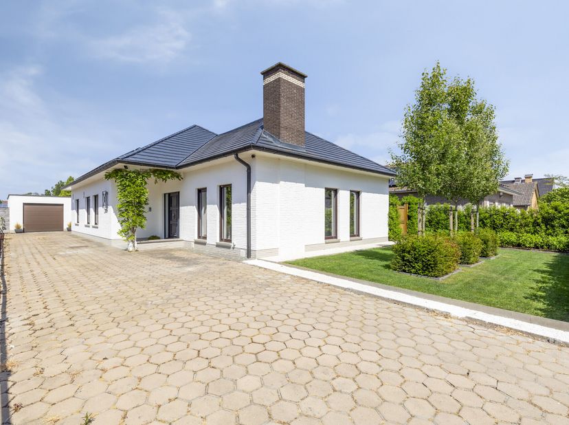 AMÉNAGEMENT DE LA MAISON:&lt;br /&gt;
Rez-de-chaussée:&lt;br /&gt;
hall d&#039;entrée avec placards personnalisés - toilettes séparées - cuisine ouverte et entièrement