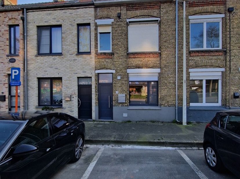 Vous êtes à la recherche d&#039;une charmante première habitation ou d’un investissement intéressant sur la côte belge ? Cette maison de rangée située au c