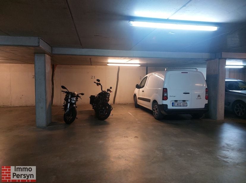 Achter het gemeentehuis in Tielt-Winge onder het appartementsgebouw Ter Eekt vinden we deze staanplaats terug. Deze staanplaats bevindt zich kort aan