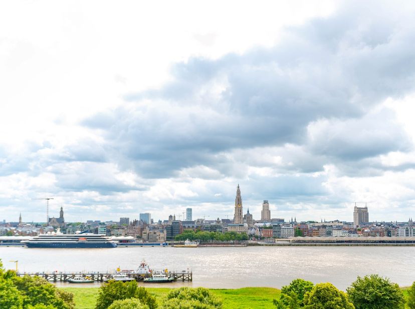 Gelegen aan de Thonetlaan met open zicht richting Schelde en Stad Antwerpen! Het appartement is ingedeeld als volgt: inkomhal met ingemaakte vestiaire