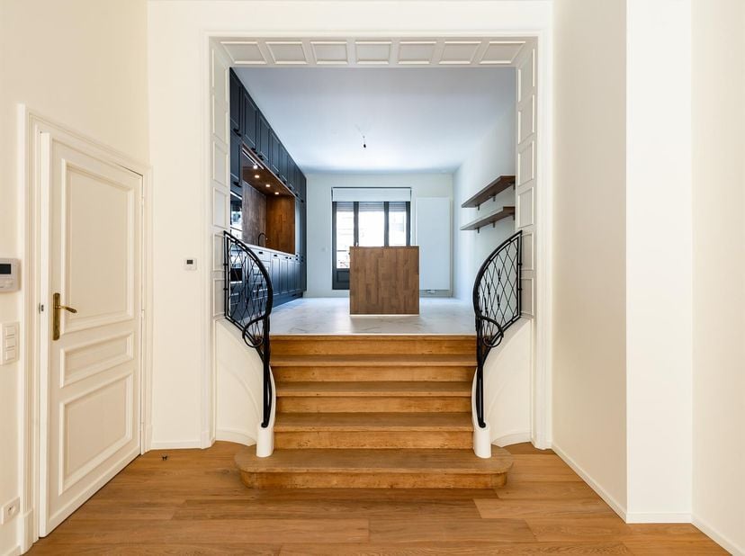 Idéalement située dans le quartier du Châtelain, maison de Maître sur une surface brute selon PEB de ± 380 m² entièrement rénovée, offrant six chambre