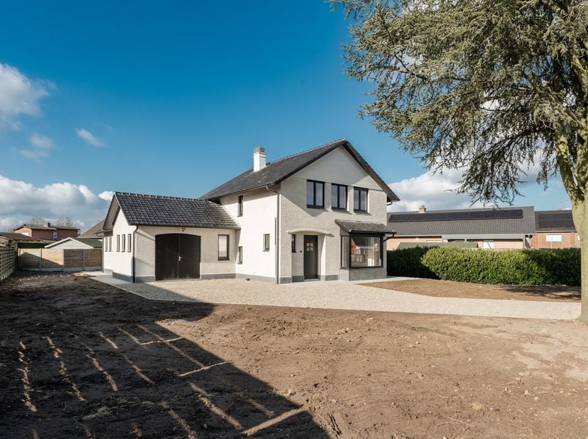 Ontdek de serene charme van deze prachtige woning uit de jaren 60, gelegen in een rustige straat op een riant perceel van 966 m² in de idyllische Boss