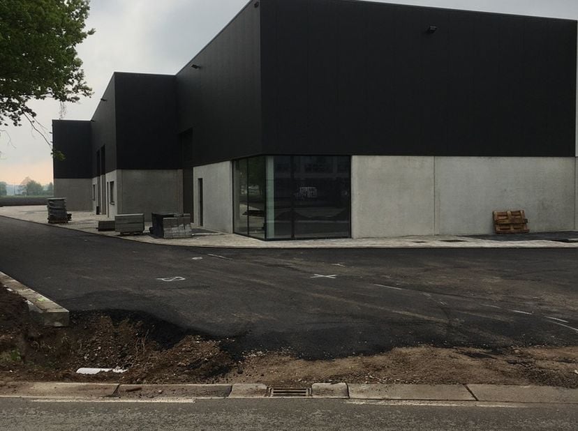 Bedrijfsunit 180 m2 gelijkvloers + 120 m2 verdieping , op gelijkvloers kantoor + toilet met elektrische verwarming en airco &lt;br /&gt;
werkplaats verwarmi