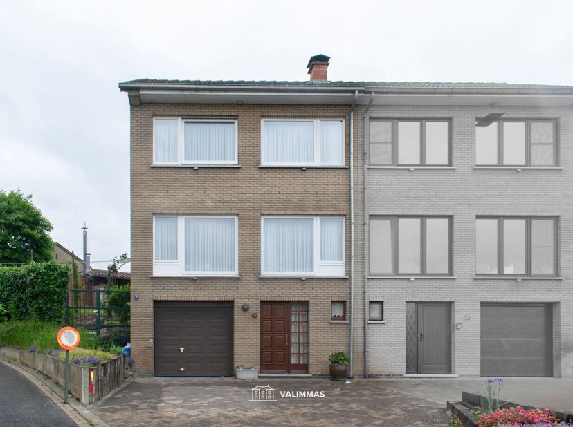 VALIMMAS verkoopt deze rustig en residentieel gelegen driegevelwoning met garage en mooie tuin, ideaal georiënteerd naar het zuidwesten...   Het gelij