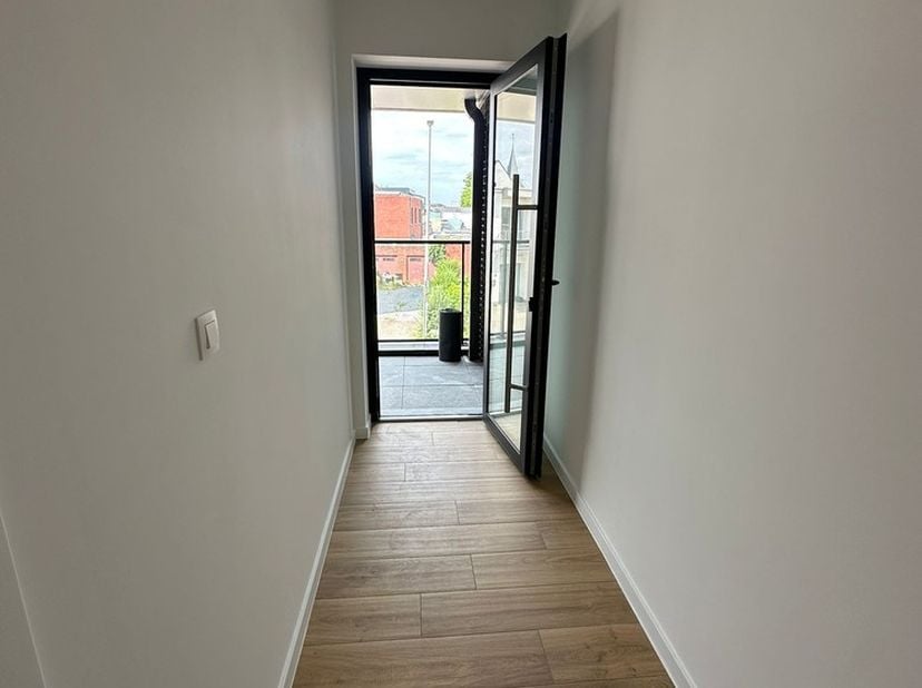 Ontdek dit moderne appartement op de eerste verdieping van het gloednieuwe wooncomplex Di Livin in Pelt. Dit ruime en energiezuinige appartement biedt