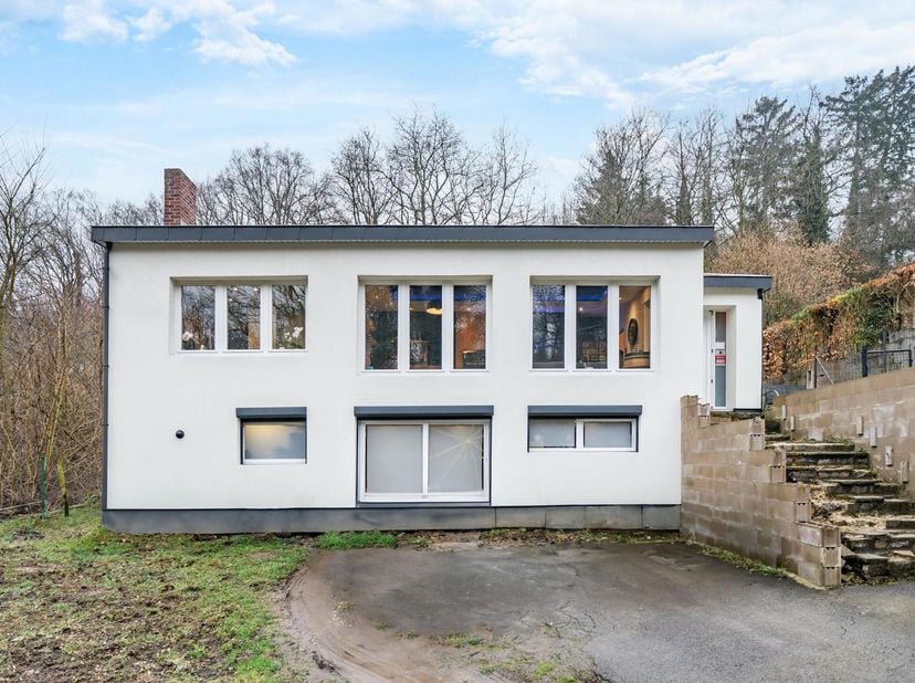 Deze gedeeltelijk gerenoveerde gelijkvloerse woning ligt in een rustige cul-de-sac op de vredige heuvels van Cheratte en biedt je een vredige woonomge
