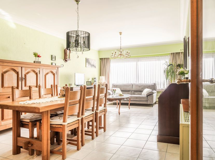 Welkom te Kapelstraat 6 te Burcht. In dit kleinschalige gebouw vinden we op het gelijkvloers een ruim appartement met tuin. We nemen je graag even mee