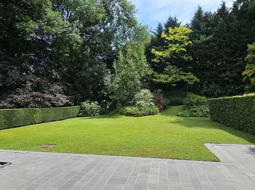 UCCLE. En intérieur d&#039;îlot, sublime rez-de-chaussée dans une résidence de standing à l&#039;abri des regards. Ce duplex se compose d&#039;un hall d&#039;entrée, vest