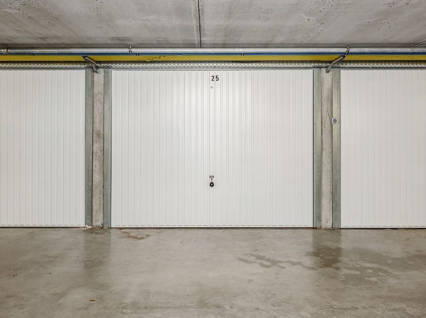 Garage box fermé double à vendre dans la région Sint-Andrè à oostduinkerke!Dimensions :3 x 8,5mIntéressé(e) ? Contactez 058/533.740 ou envoyez un mail