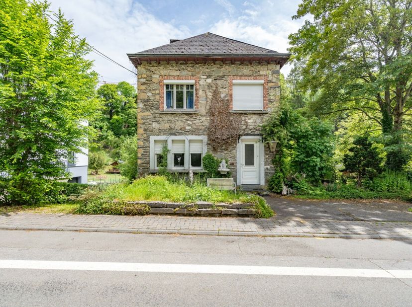 ERA BLUX stelt u met plezier deze charmante woning voor, ideaal gelegen in het centrum van Houffalize, op wandelafstand van alle voorzieningen.De woni