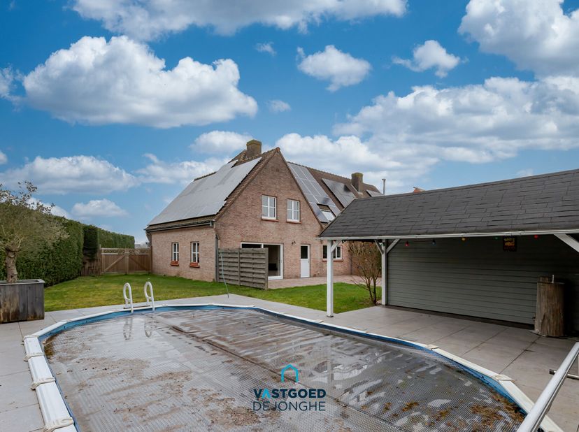 Gelegen vlakbij het centrum van De Pinte treffen we deze zeer ruime halfopen bebouwing aan. Het huis heeft de volgende indeling: inkomhal met gastento