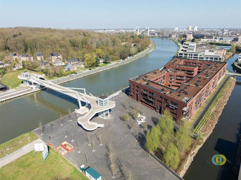 Wil jij jouw onderneming vestigen op een toplocatie? Dit prachtige handelspand aan t Sas, midden in de 4 Fonteinen-site, biedt alles wat je nodig hebt