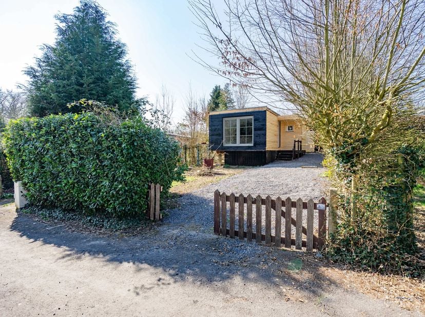 Situé dans un cadre verdoyant à Hastière, ce chalet entièrement rénové allie confort et tranquillité. Implanté sur un terrain de 240 m², il offre un e