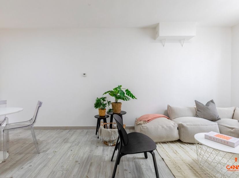 Deze woning is gelegen op wandelafstand lokale handelaars, winkels en scholen. Het stadscentrum van Gent is gemakkelijk bereikbaar met de fiets via de