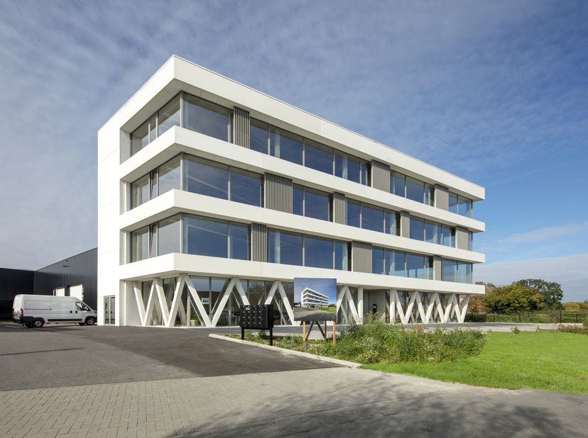 Deze hypermoderne nieuwbouw kantoren te huur bevinden zich in het KMO-park De Schaarbeek te Melsele. Deze kantoren zijn strategisch gelegen, op een bo